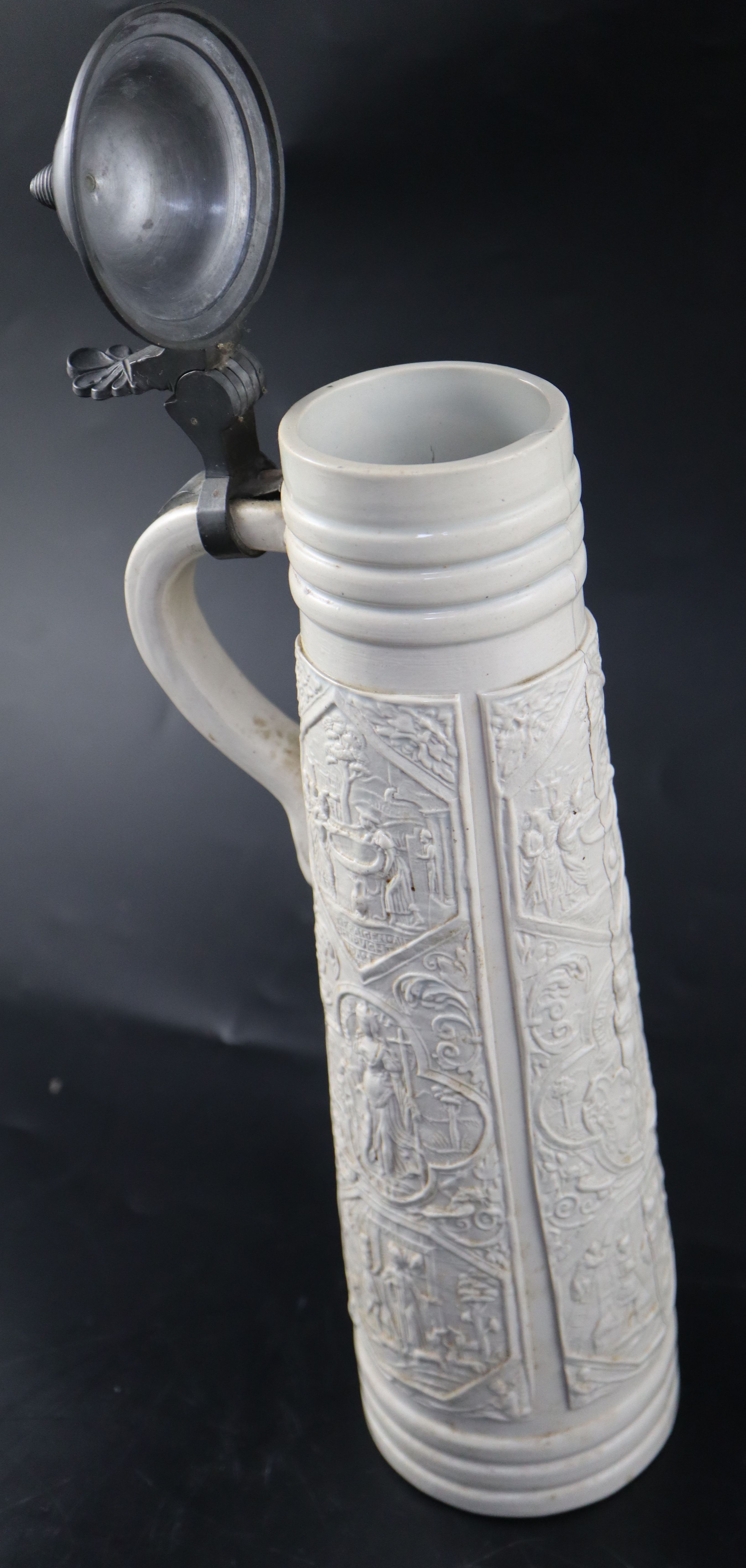 An 18th century Continental pewter flagon,